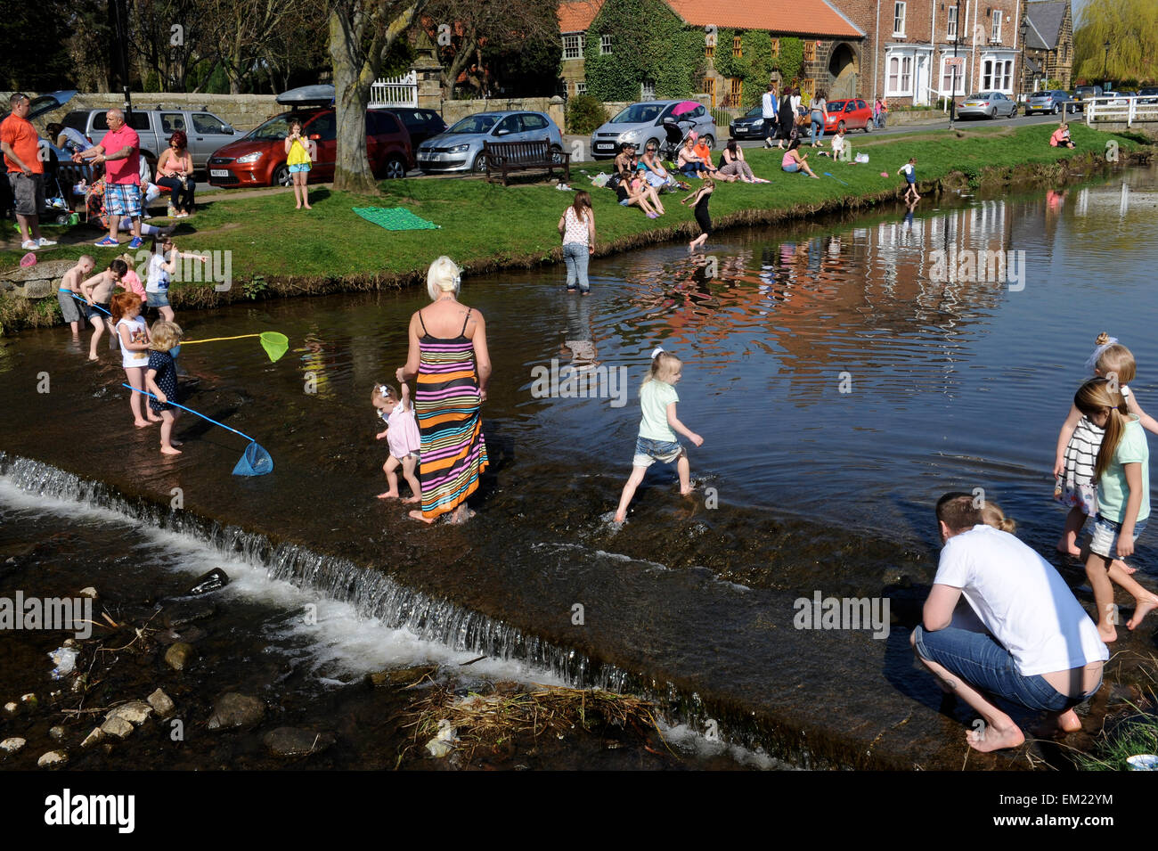 Famiglie paddling e la pesca nel fiume Leven in grande Ayton, North Yorkshire UK Gran Bretagna. Foto Stock