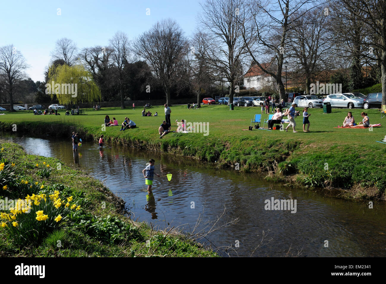 Famiglie paddling e la pesca nel fiume Leven in grande Ayton, North Yorkshire UK Gran Bretagna. Foto Stock