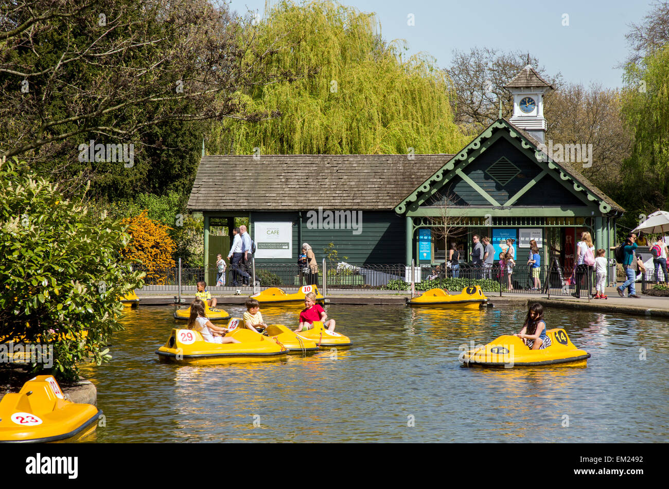 Persone seduti in barca il lago di Regents Park London REGNO UNITO Foto Stock