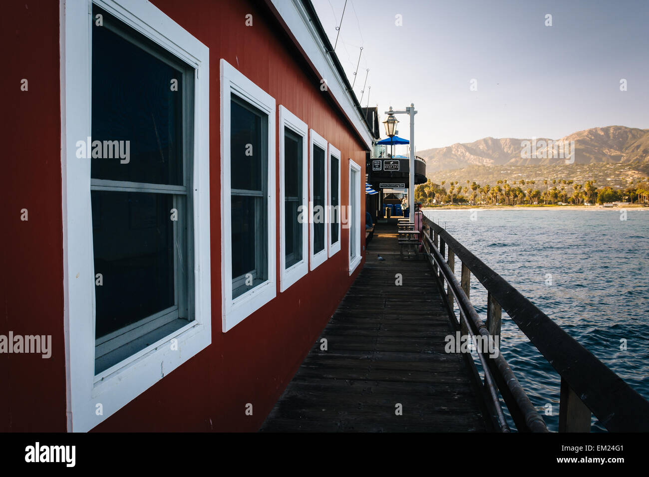 Edificio a Stearn's Wharf e la vista delle montagne di Santa Barbara in California. Foto Stock