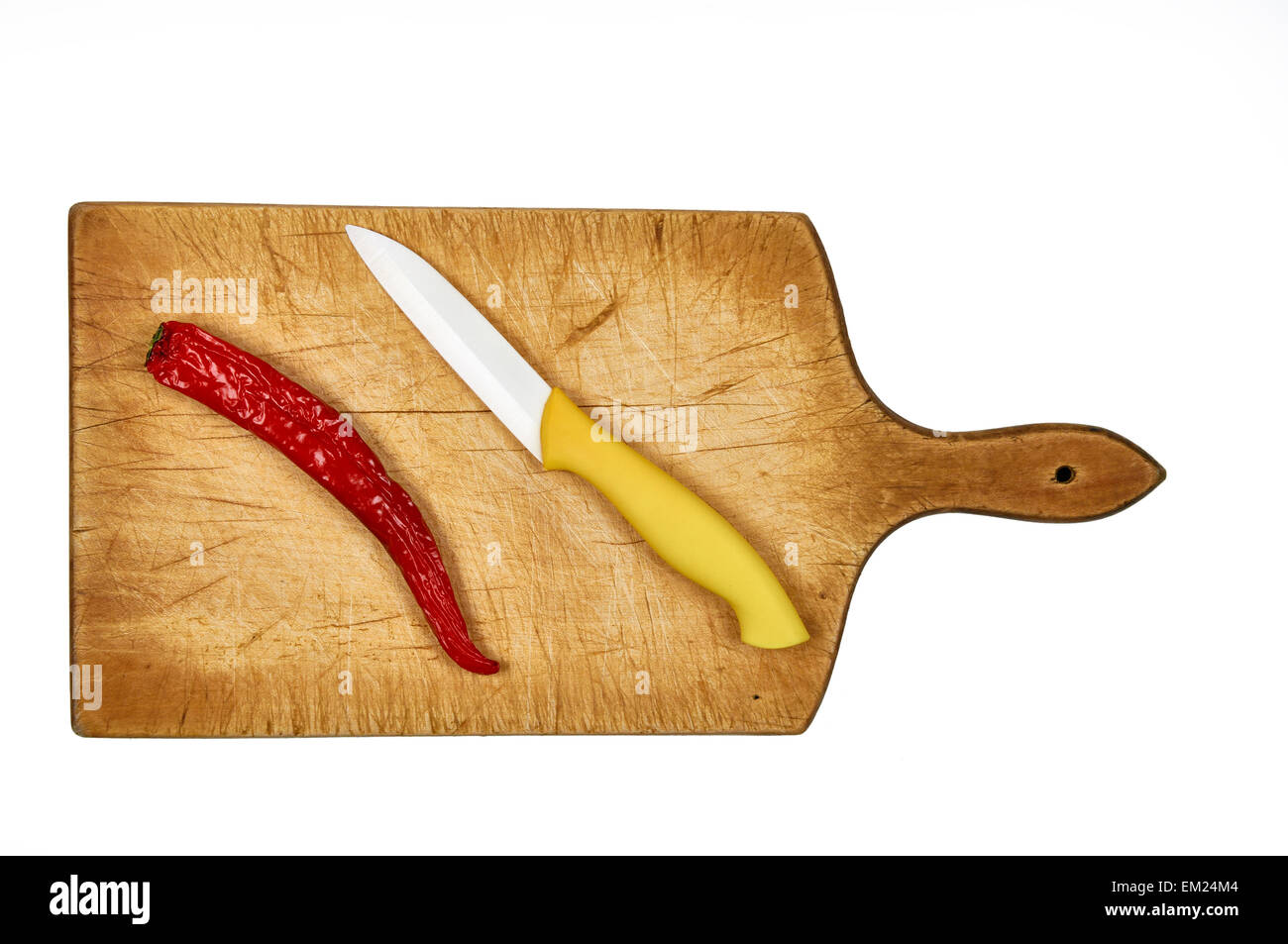 Il peperoncino sul vecchio tagliere di legno Foto Stock