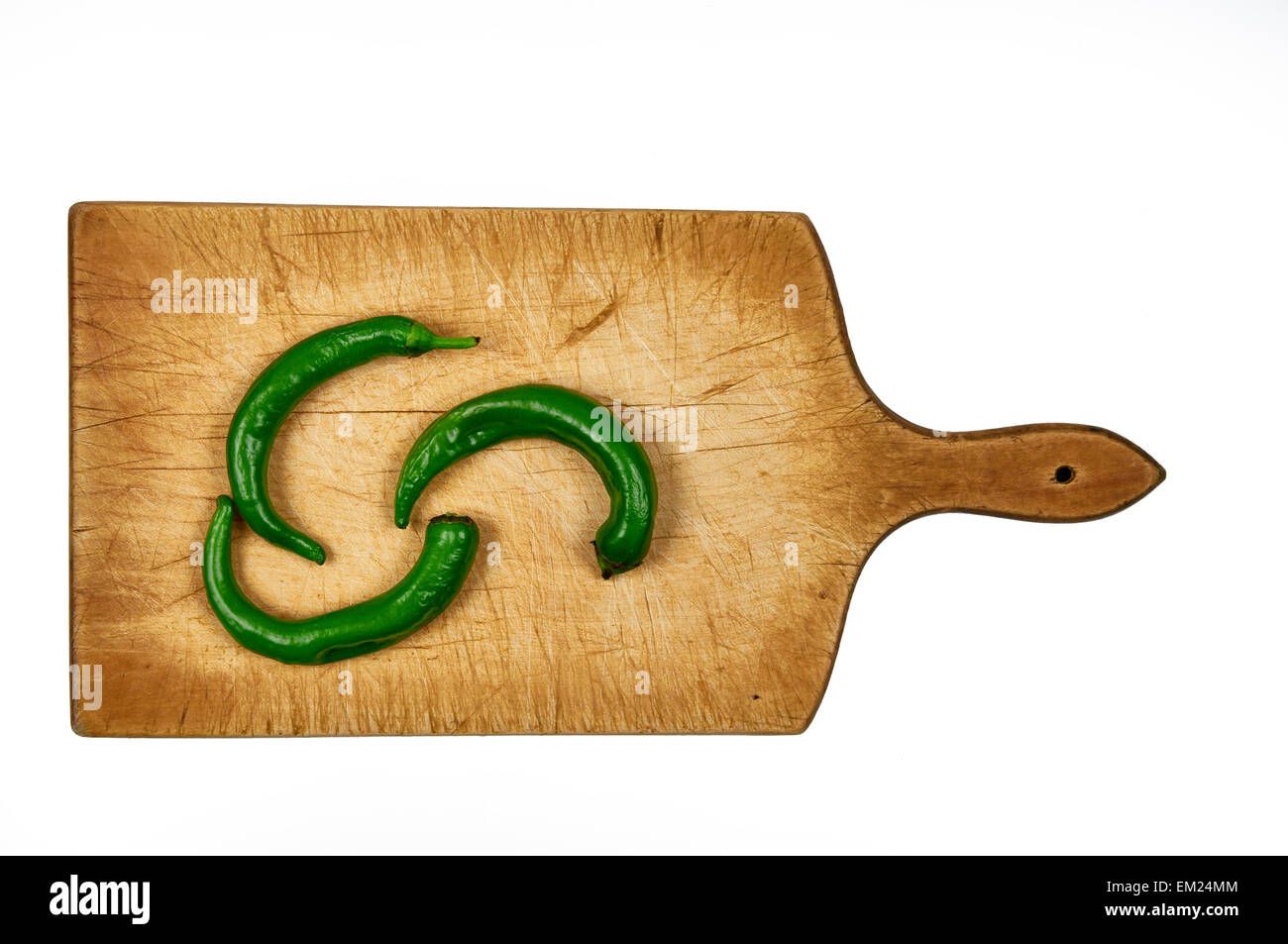 Il peperoncino sul vecchio tagliere di legno Foto Stock