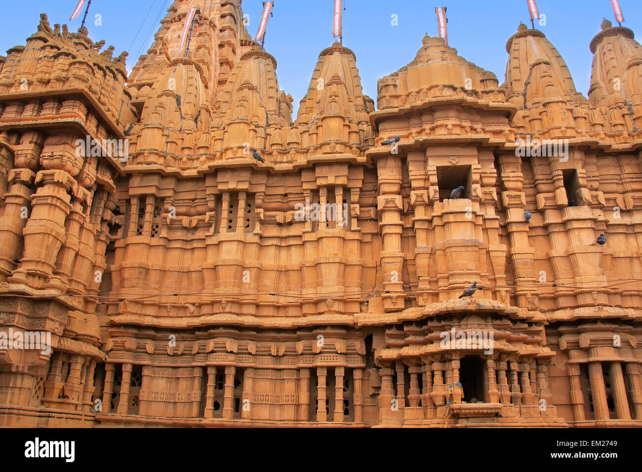 Facciata decorativa del tempio Jain, Jaisalmer, Rajasthan, India Foto Stock