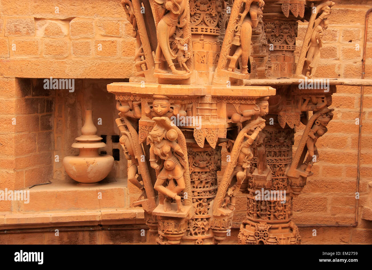 Carving decorativi di templi Jain, Jaisalmer, Rajasthan, India Foto Stock