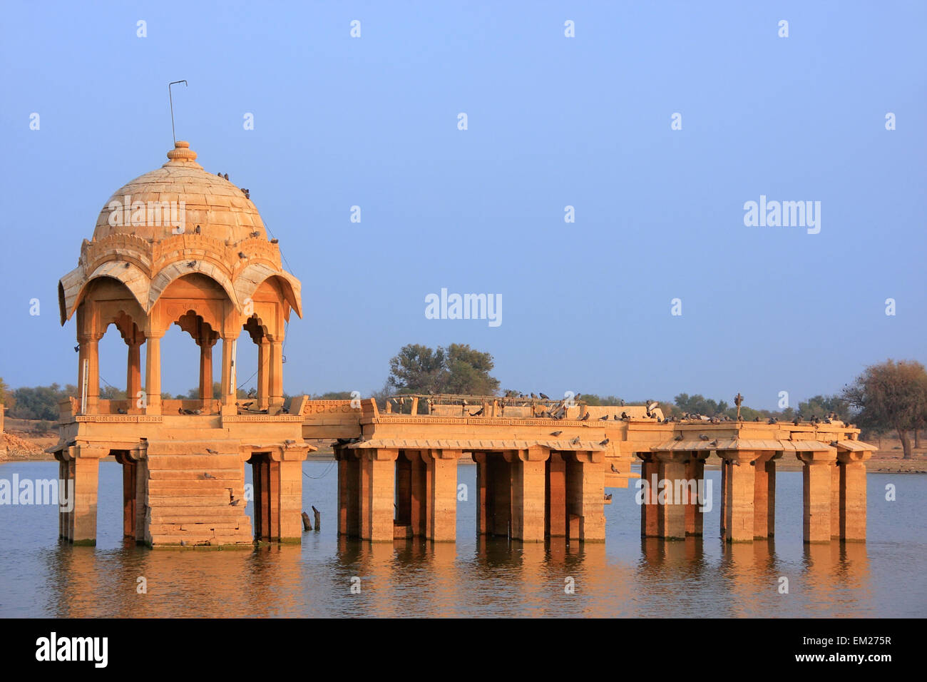 Gadi Sagar tempio a Gadisar lake, Jaisalmer, Rajasthan, India Foto Stock