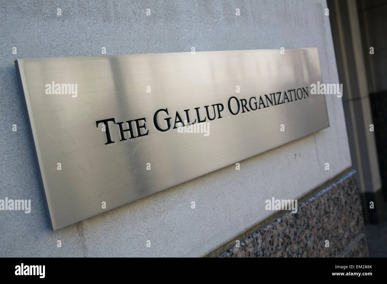 Un segno sulla parte esterna della sede dell'impresa di polling, la società Gallup nel centro cittadino di Washington DC. Foto Stock