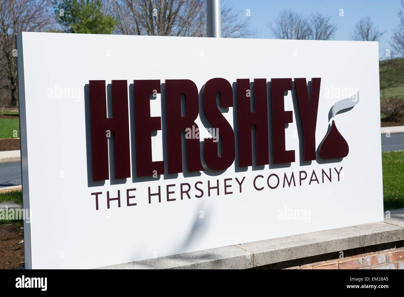 Un logo segno al di fuori della sede della Hershey Company di Hershey, Pennsylvania. Foto Stock