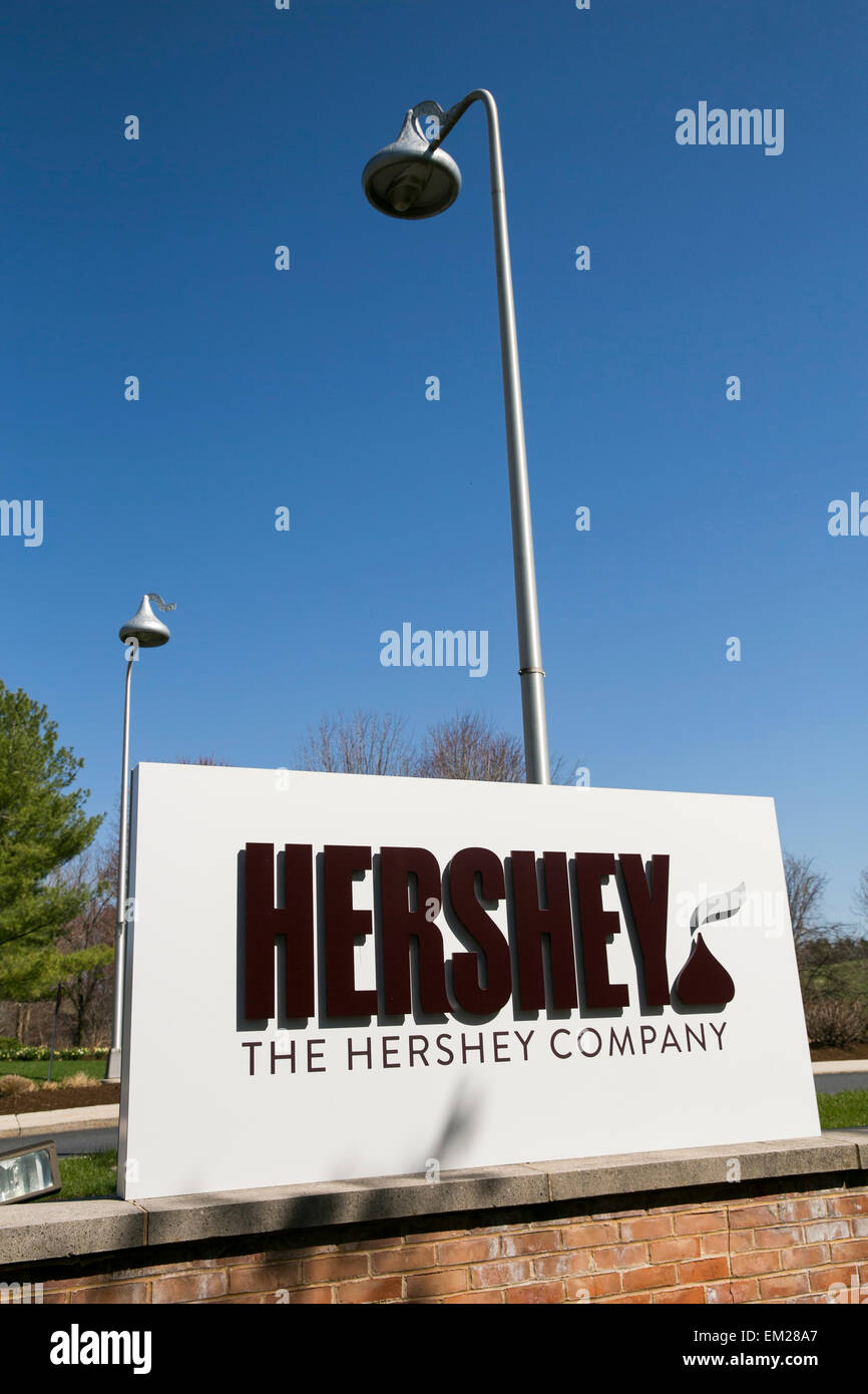 Un logo segno al di fuori della sede della Hershey Company di Hershey, Pennsylvania. Foto Stock
