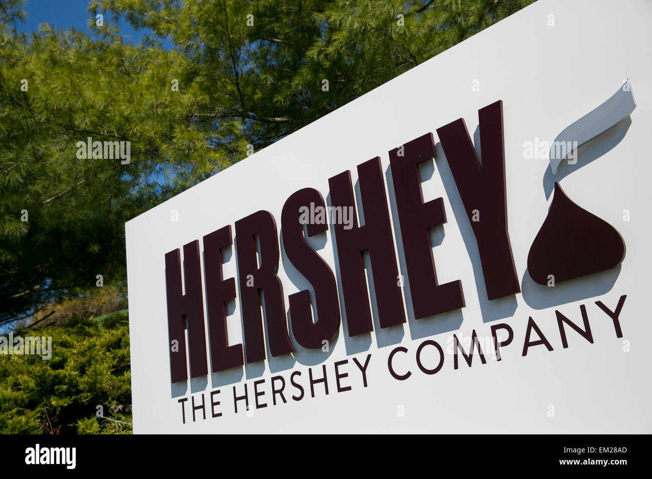 Un logo segno al di fuori della sede della Hershey Company di Hershey, Pennsylvania. Foto Stock