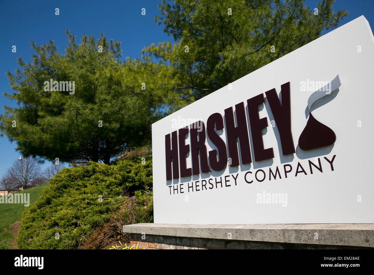 Un logo segno al di fuori della sede della Hershey Company di Hershey, Pennsylvania. Foto Stock