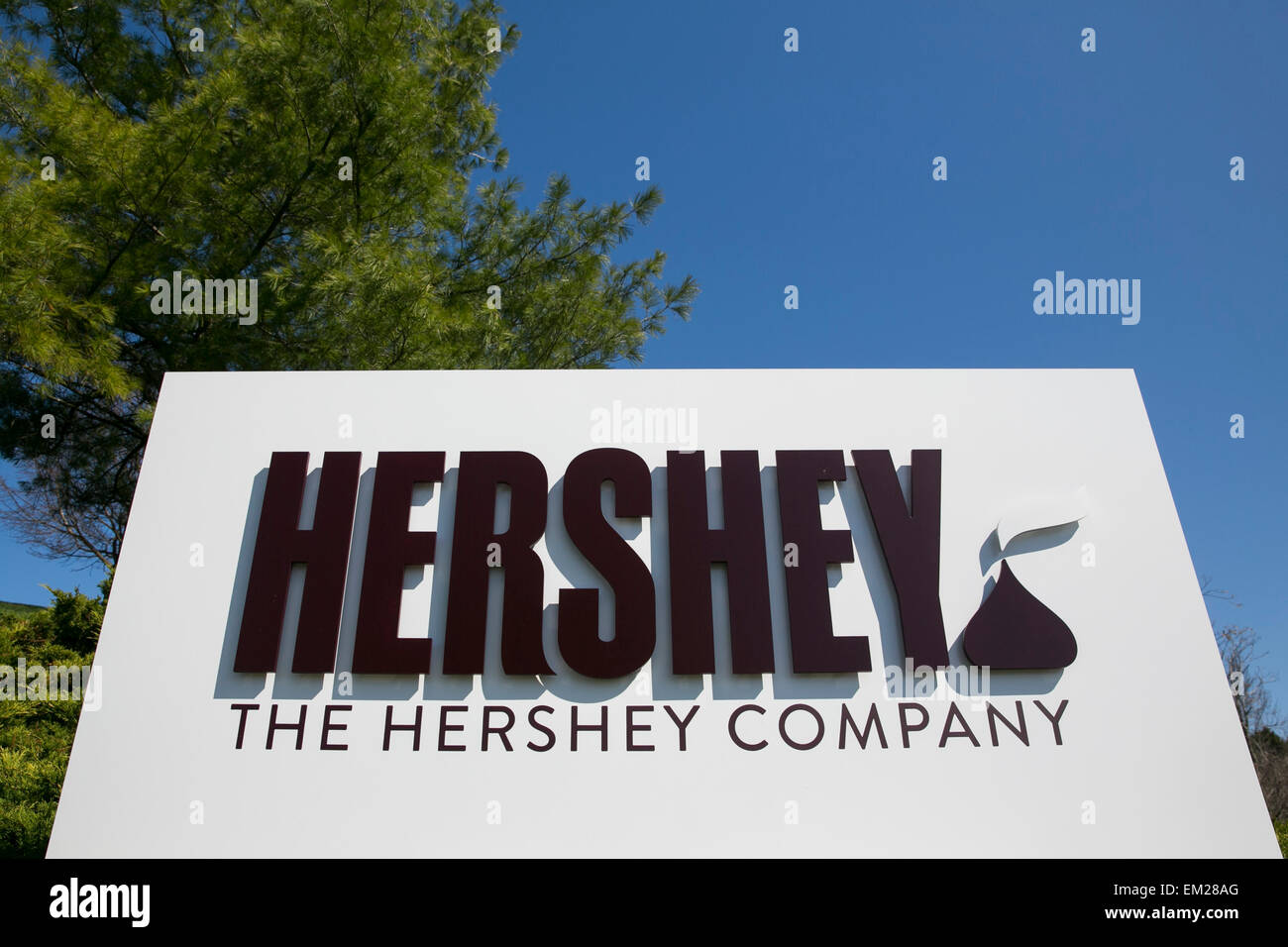 Un logo segno al di fuori della sede della Hershey Company di Hershey, Pennsylvania. Foto Stock