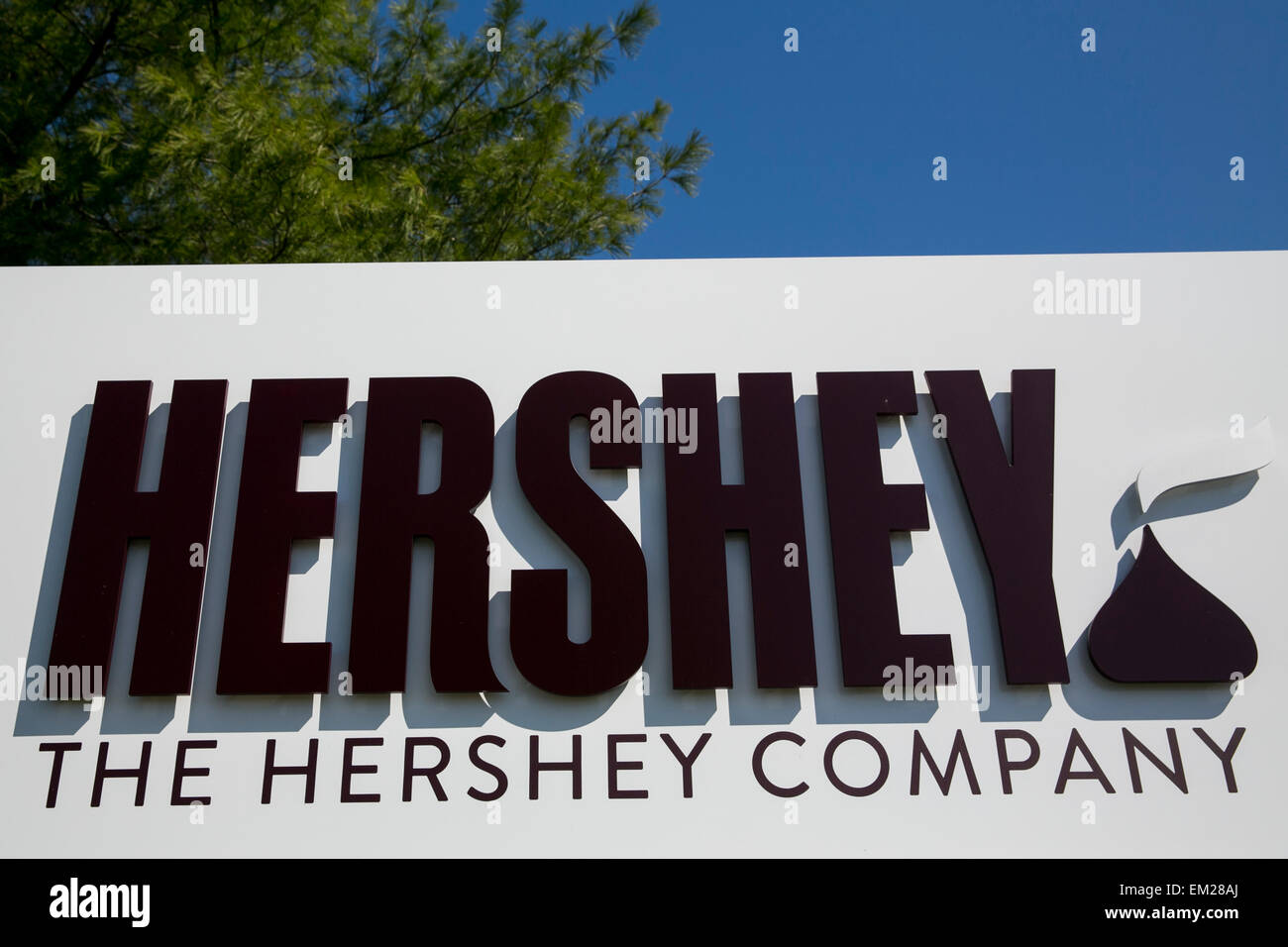 Un logo segno al di fuori della sede della Hershey Company di Hershey, Pennsylvania. Foto Stock