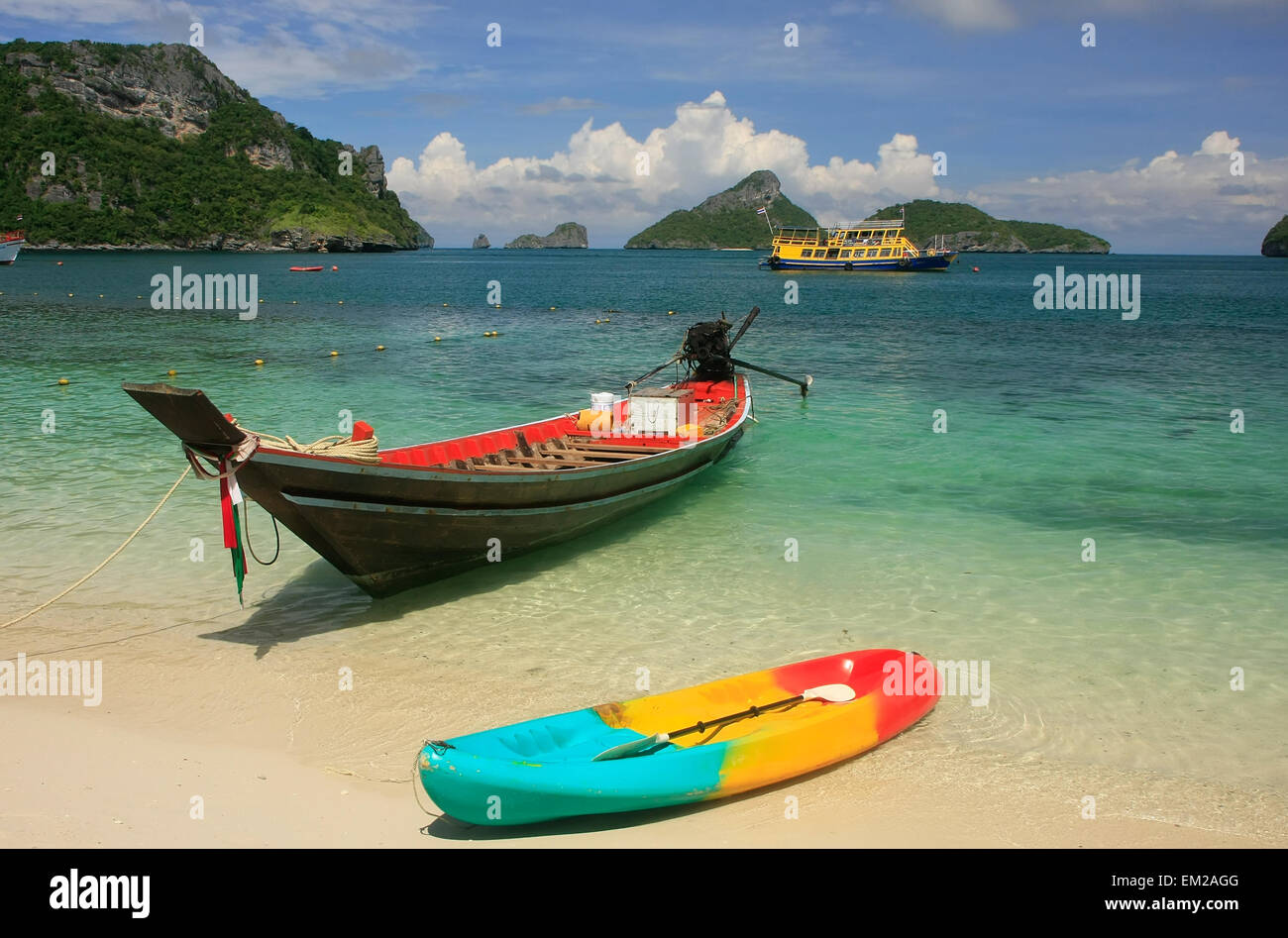 Longtail boat a Mae Koh isola, Ang Thong National Marine Park, Thailandia Foto Stock