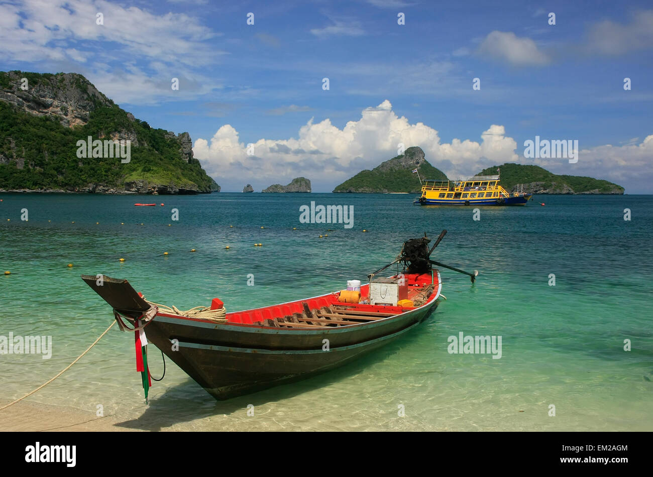Longtail boat a Mae Koh isola, Ang Thong National Marine Park, Thailandia Foto Stock