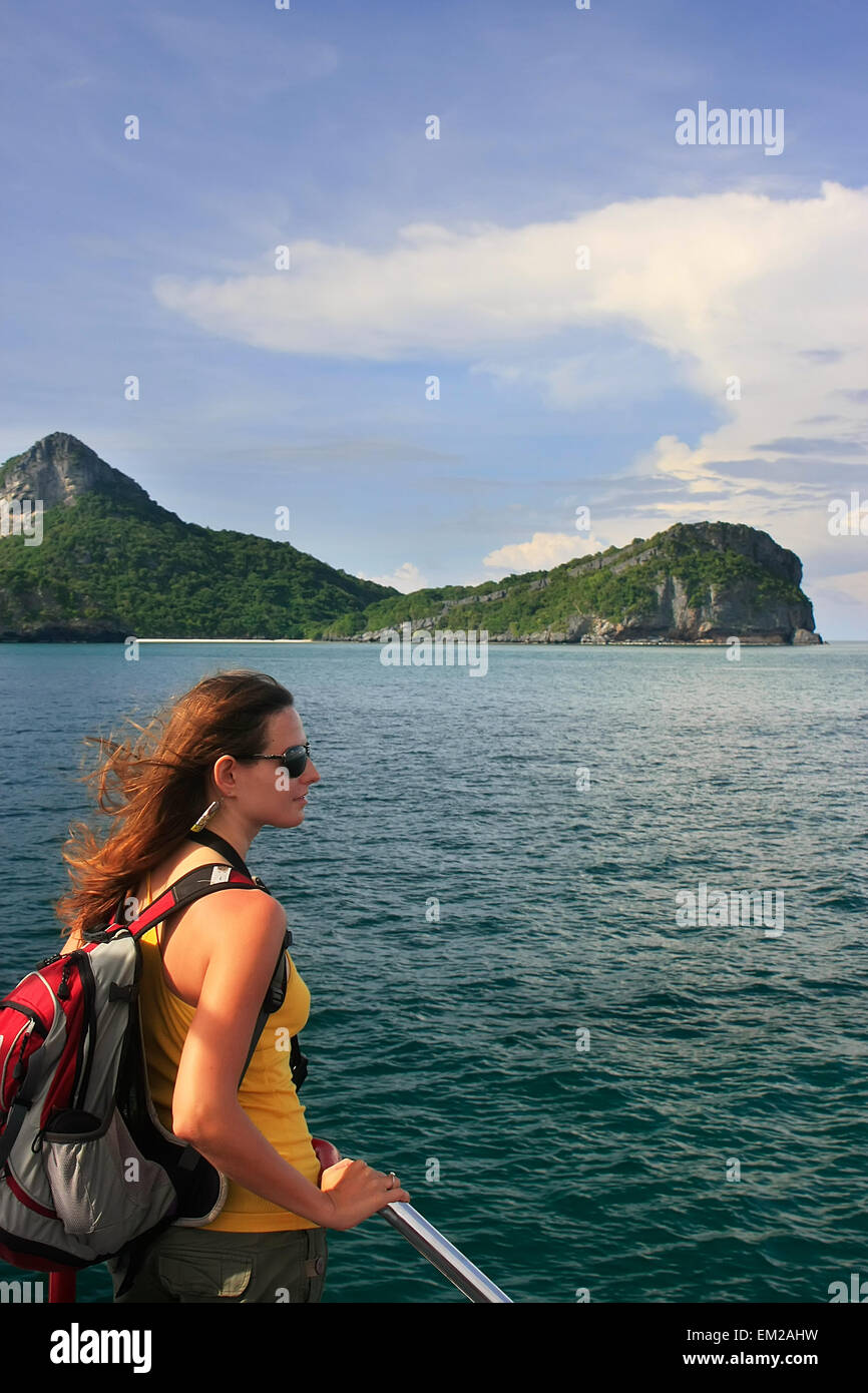 Giovane donna ammirando la scena da una barca, Ang Thong National Marine Park , della Thailandia Foto Stock
