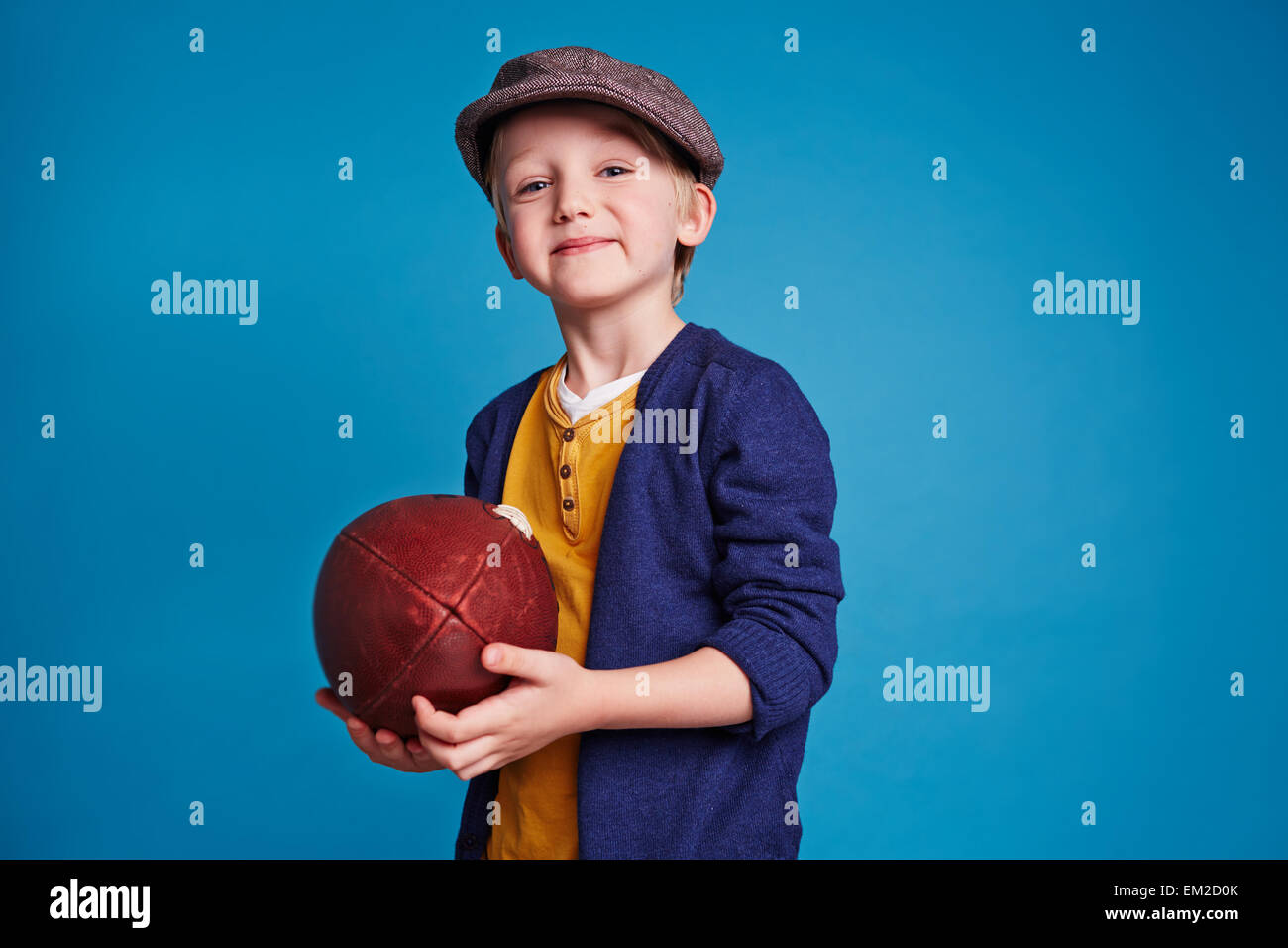 Carino ragazzo con palla da rugby Foto Stock