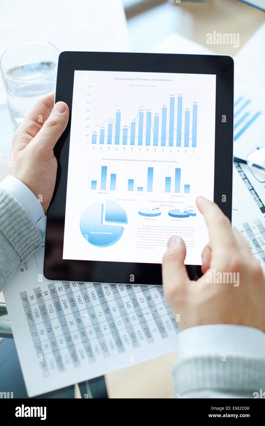 Analisi di mercato o delle statistiche economiche in touchpad durante la presentazione del business Foto Stock