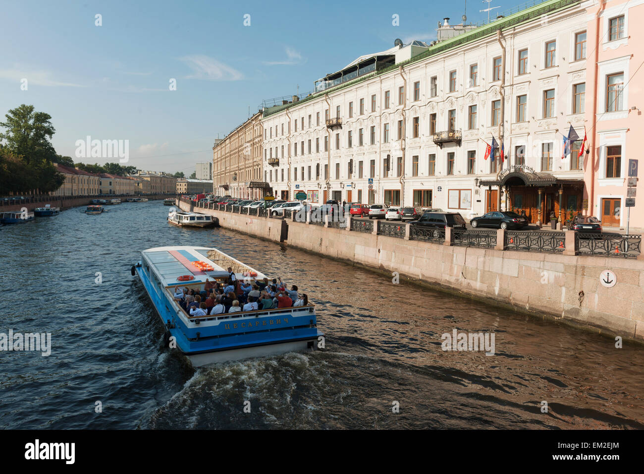 Una barca per il trasporto di passeggeri viaggia verso il fiume Moyka; San Pietroburgo Russia Foto Stock