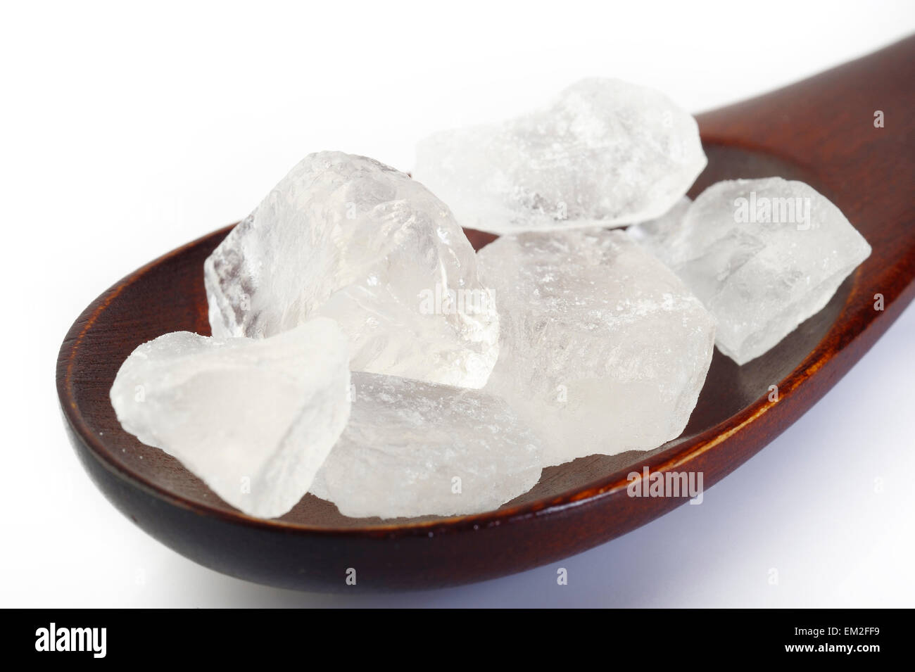 Zucchero di roccia in cucchiaio di legno Foto Stock