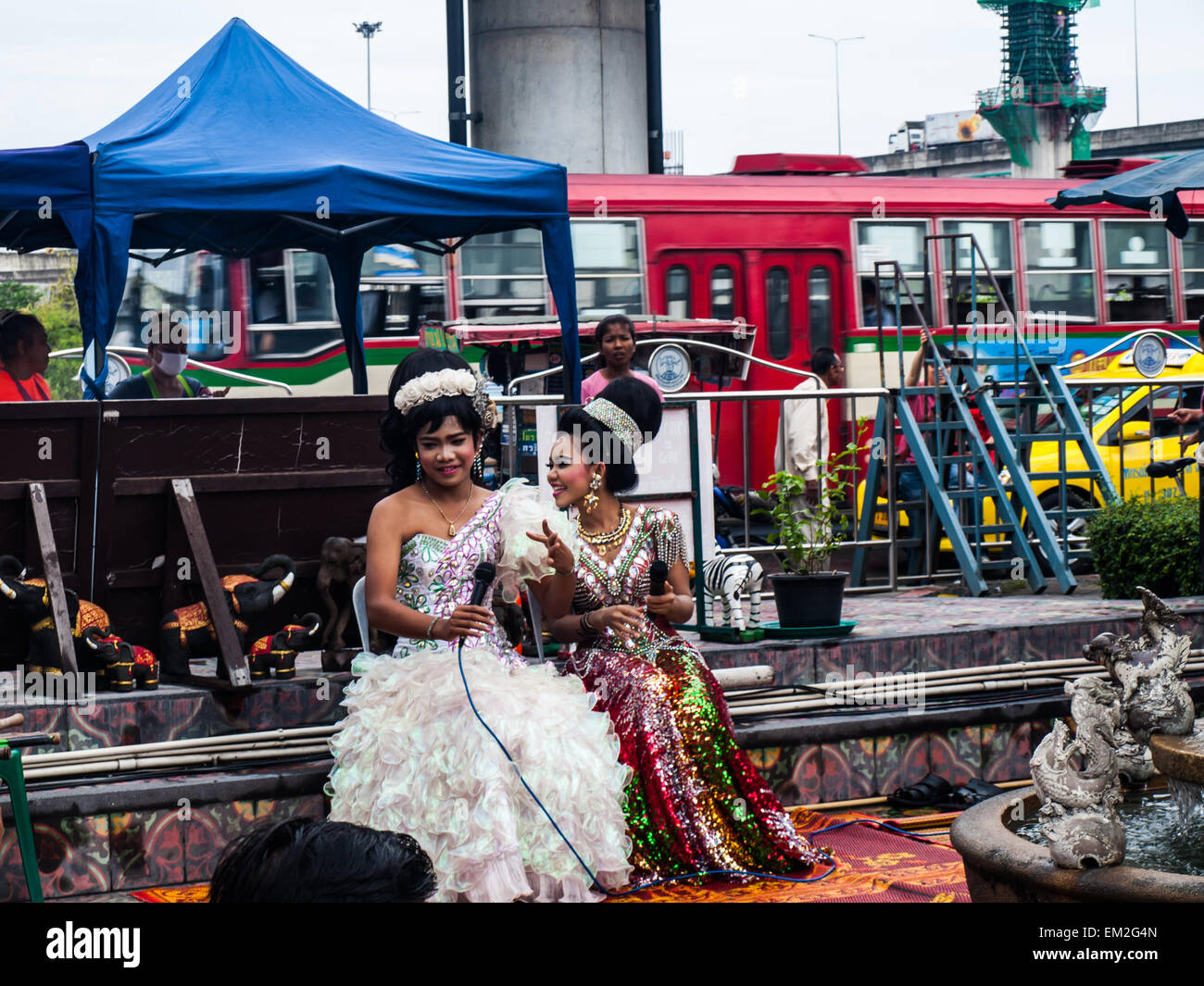 SAMUT PRAKAN,THAILANDIA - FEB 21 : i giocatori che giocano come offerta votiva la Brahma dalla presente in stile Thai e musicale balli tailandesi Foto Stock