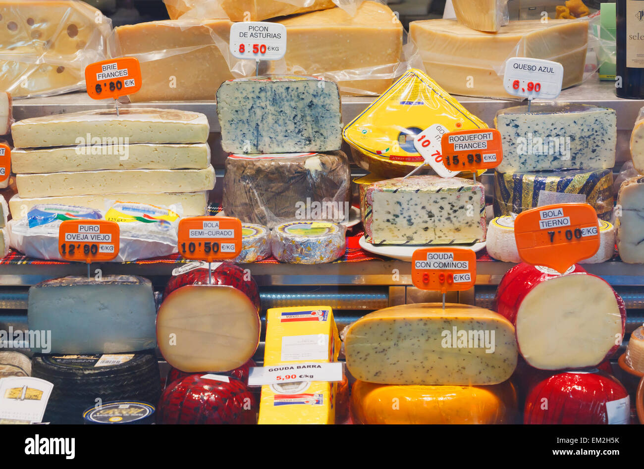 Selezione di formaggi in vetrina; Madrid Spagna Foto Stock