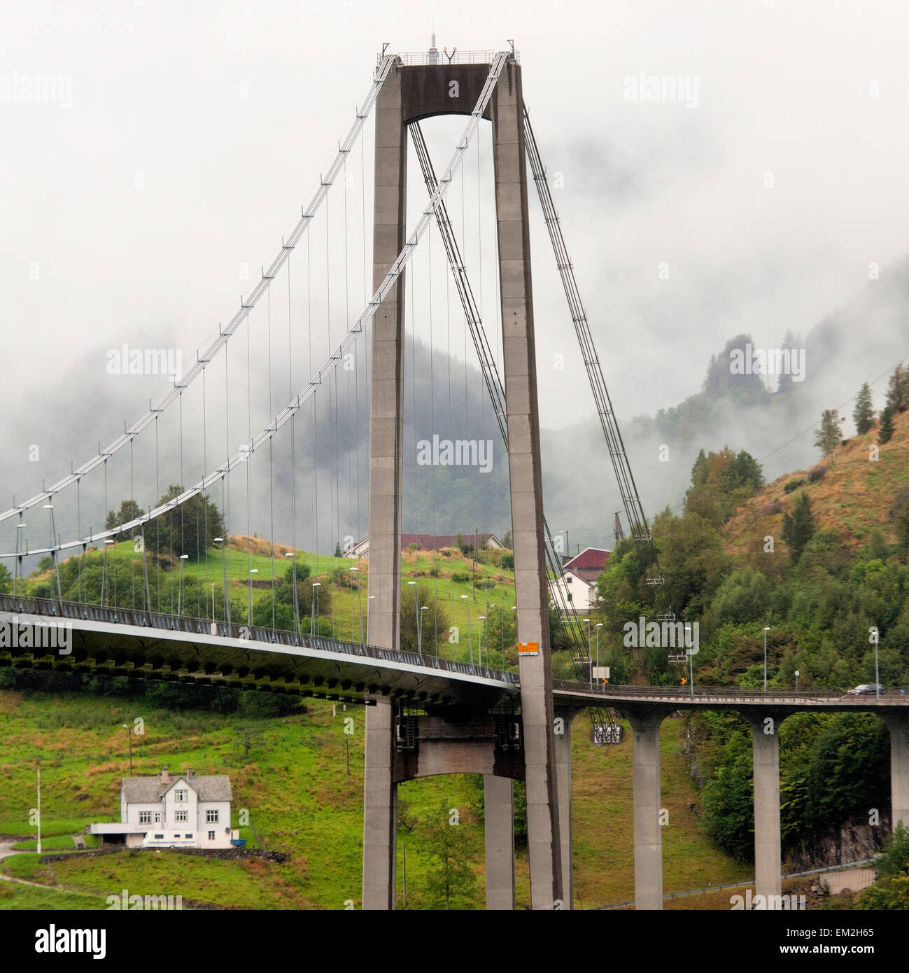 Osteroy ponte con i pendii coperti di fitta nebbia; Bergen in Norvegia Foto Stock