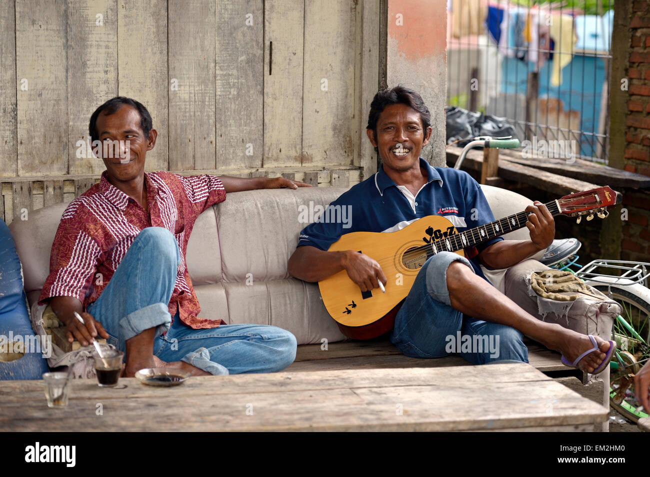 Uomo con chitarra, Gampong Nusa village, AD ACEH, INDONESIA Foto Stock