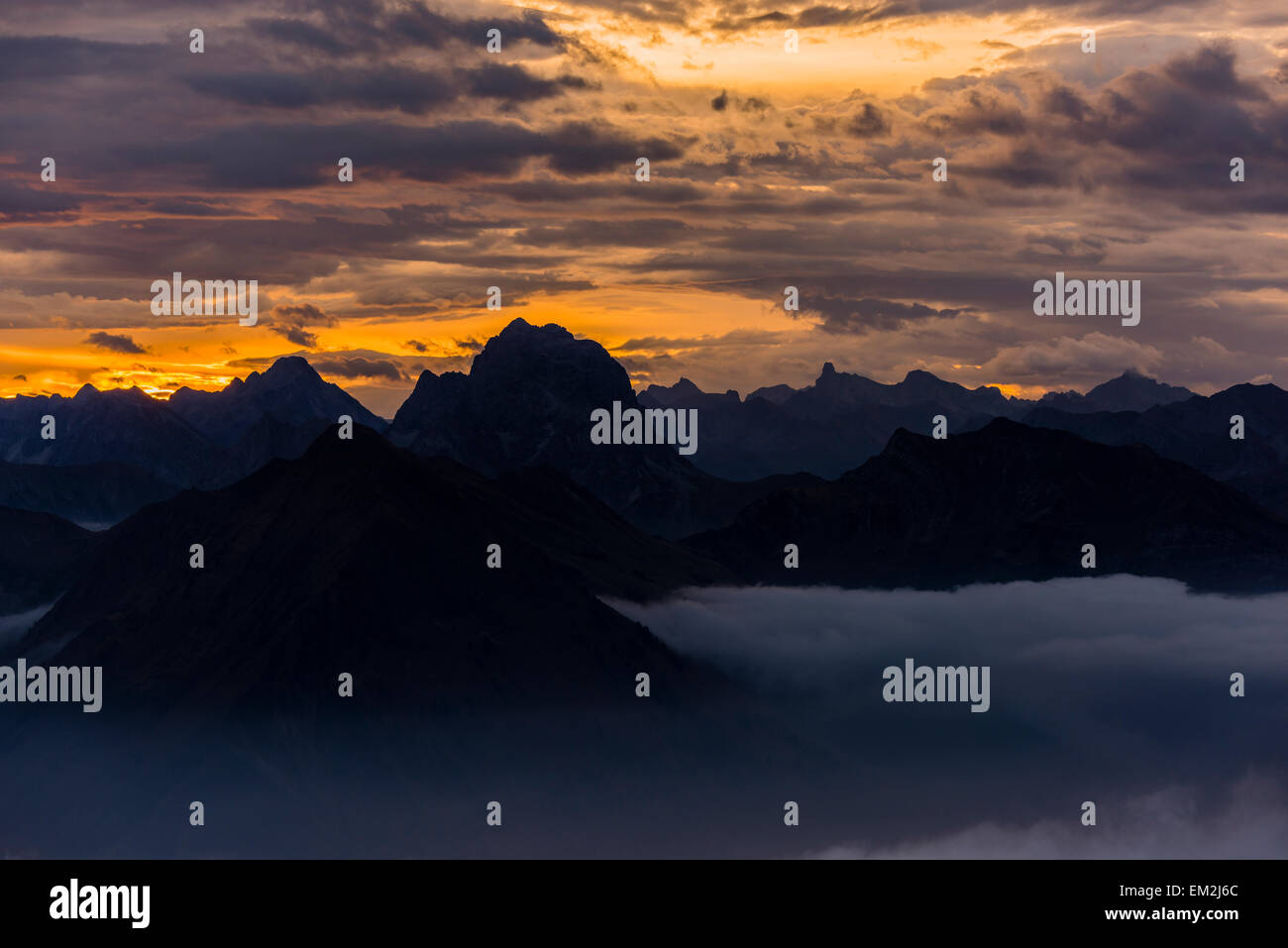 Bregenzerwald montagne con le nuvole al di sotto, il mattino, Au, Foresta di Bregenz, Vorarlberg, Austria Foto Stock