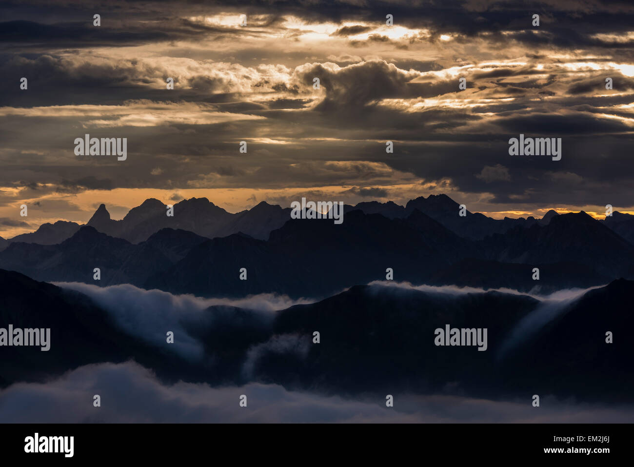 Bregenzerwald montagne con le nuvole al di sotto, il mattino, Au, Foresta di Bregenz, Vorarlberg, Austria Foto Stock