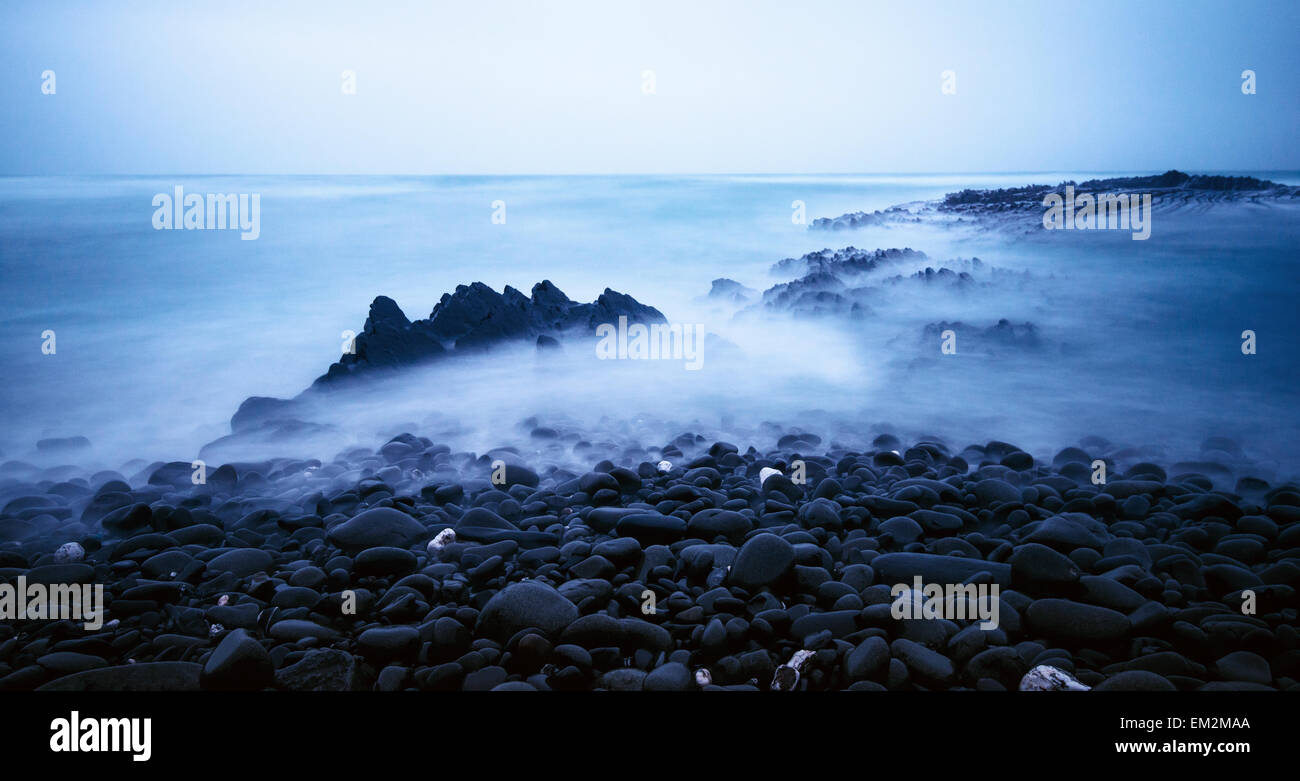 Un oceano scuro dello sfondo costiera Foto Stock