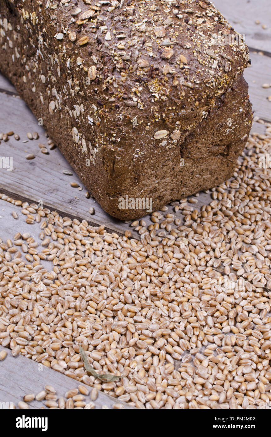 Organici di filone di pane su un sfondo di legno Foto Stock