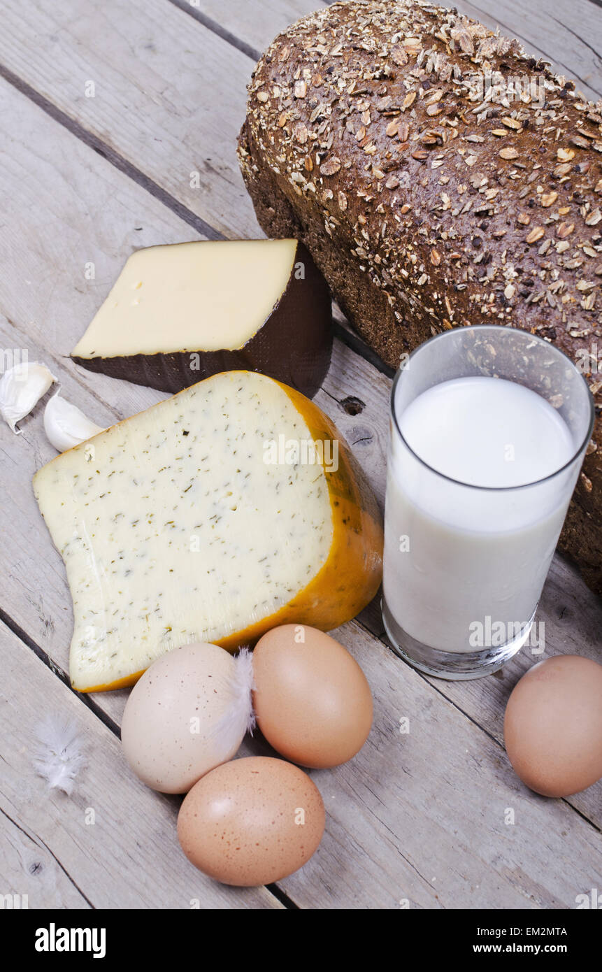 Pane organico, formaggio, latte e uova Foto Stock