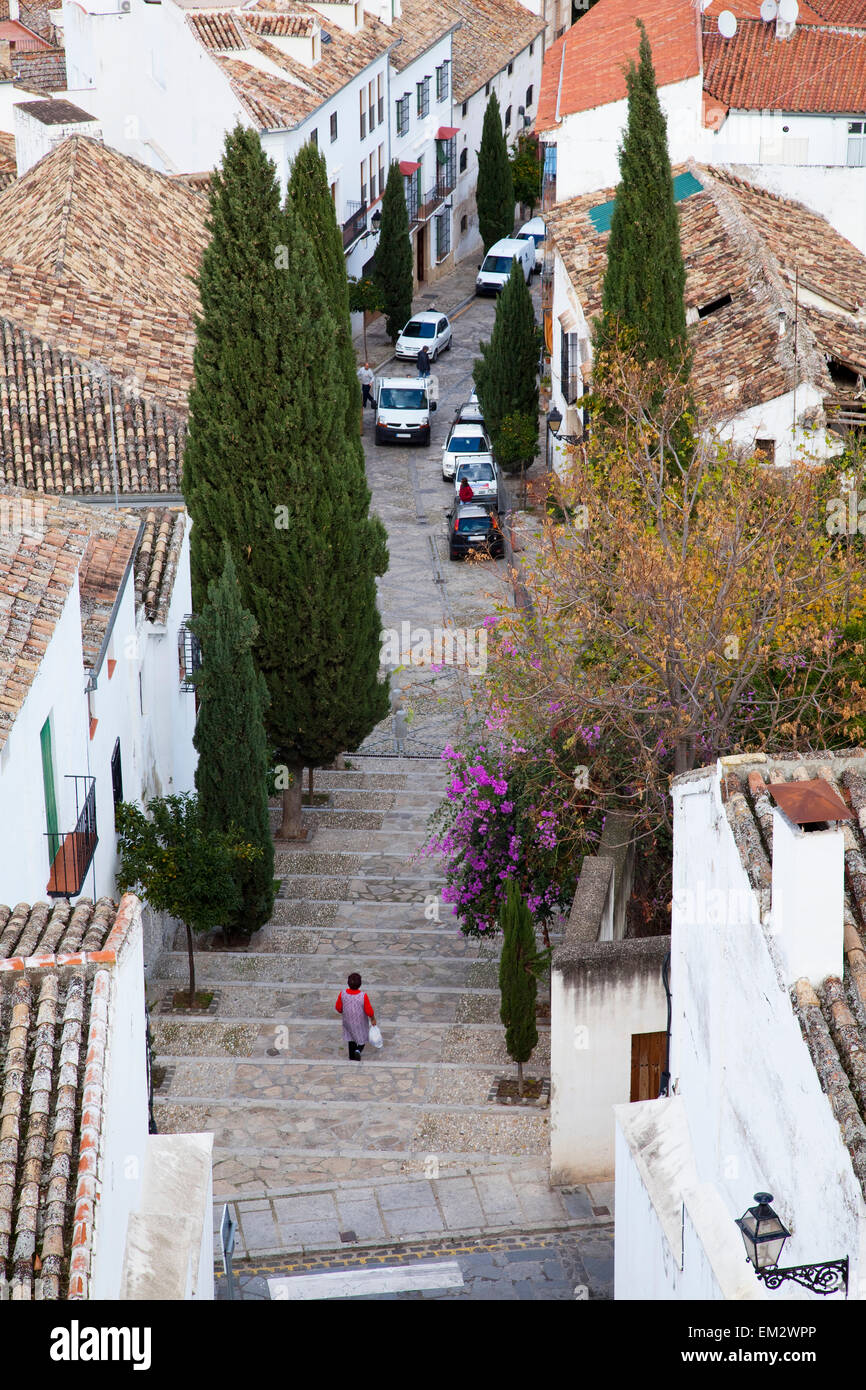 Un pedone cammina verso il basso i passi verso una strada; Antequera Andalusia Spagna Foto Stock