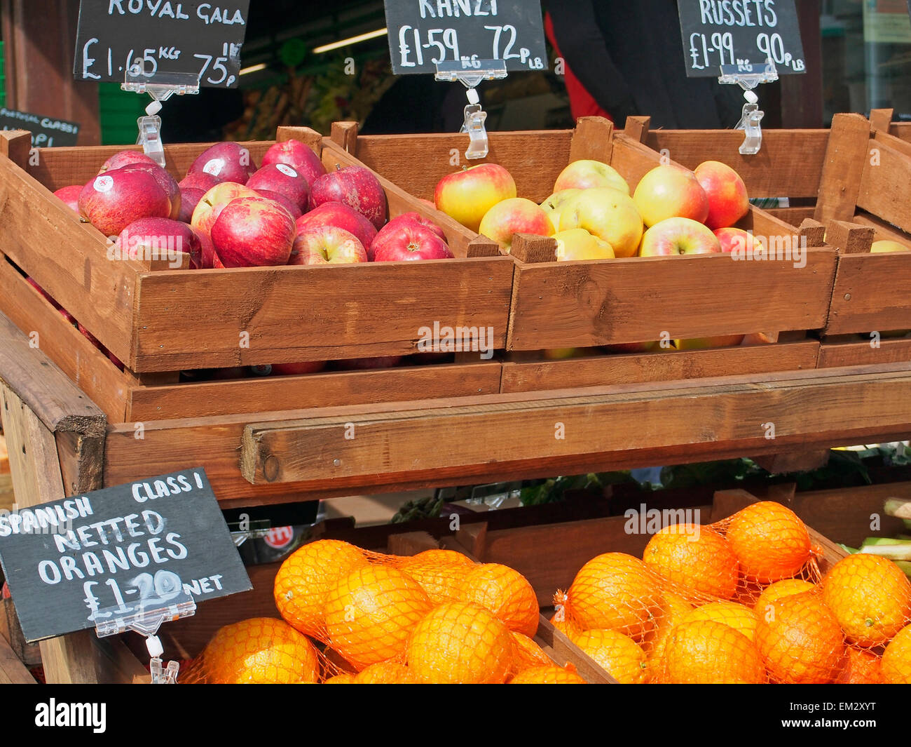 Mele e arance in vendita su frutta e verdura in stallo in un mercato di strada in una città di Norfolk. Foto Stock