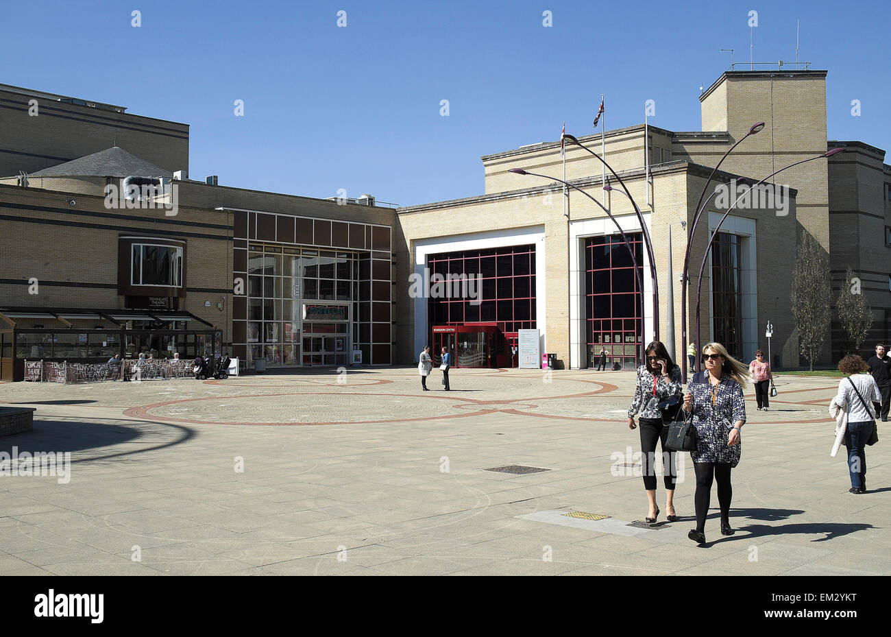 Il Teatro Towngate e gli uffici del consiglio in Piazza San Martins nel Centro Città di Basildon in Essex. Foto Stock