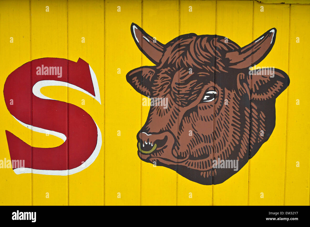 Il vecchio Colman's senape bull logo sul lato di un giallo senape restaurata stazione van sulla North Norfolk Railway Foto Stock