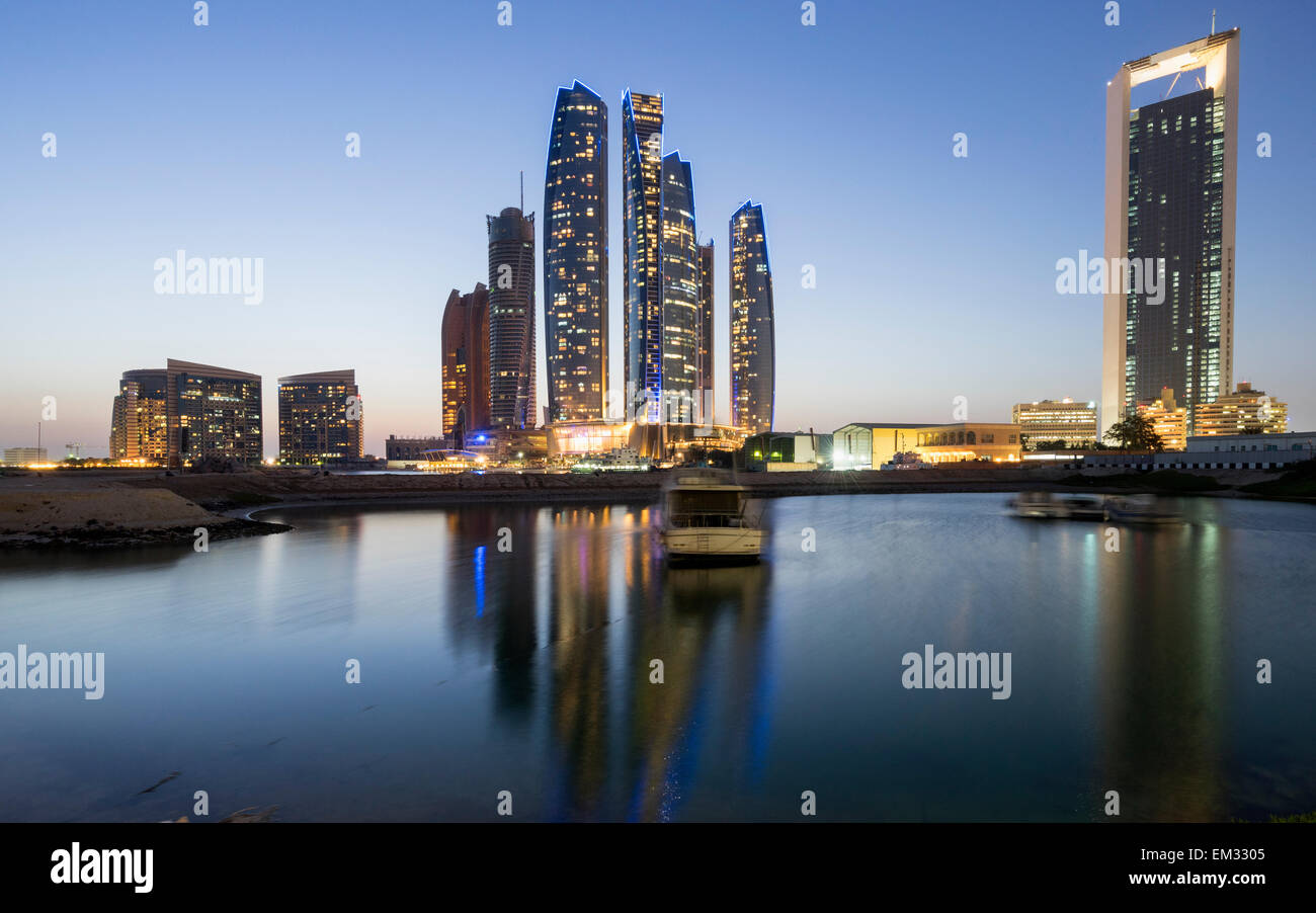 Notte vista sullo skyline di Etihad Towers di Abu Dhabi negli Emirati Arabi Uniti Foto Stock