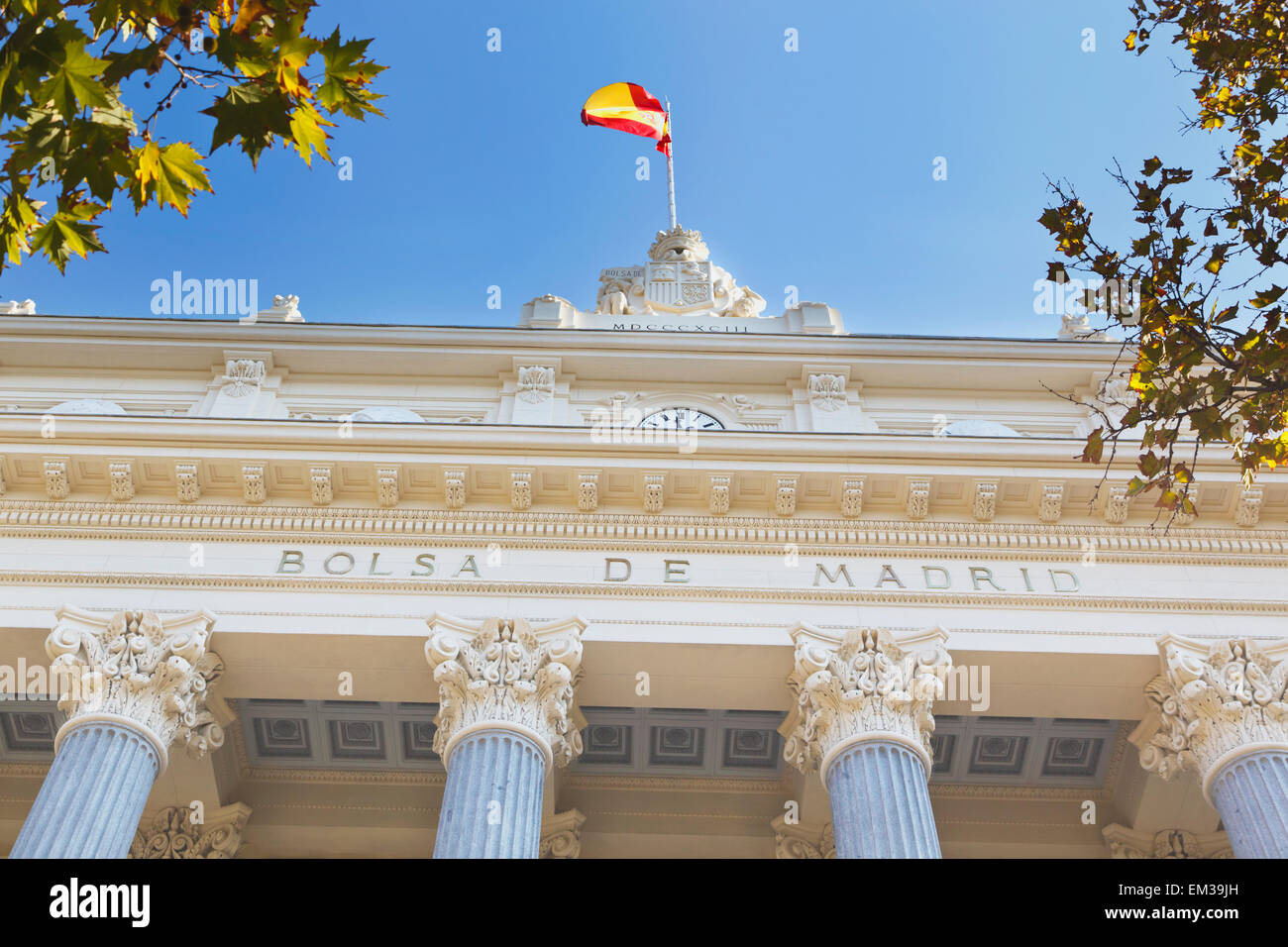 La facciata della Borsa di Madrid o La Bolsa con bandiera spagnola  battenti; Madrid Spagna Foto stock - Alamy