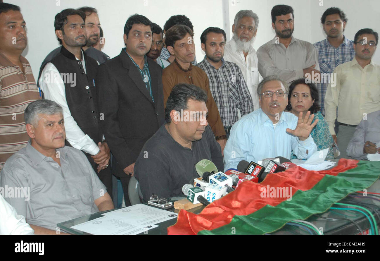 Gli Stati Assemblea Nazionale, leader della PTI il Dottor AREF Alvi a parlare con persone di media nel corso di una conferenza stampa tenutasi a Karachi il Mercoledì, 15 aprile 2015. Ali Zaidi e altri sono anche presenti per l'occasione. Foto Stock