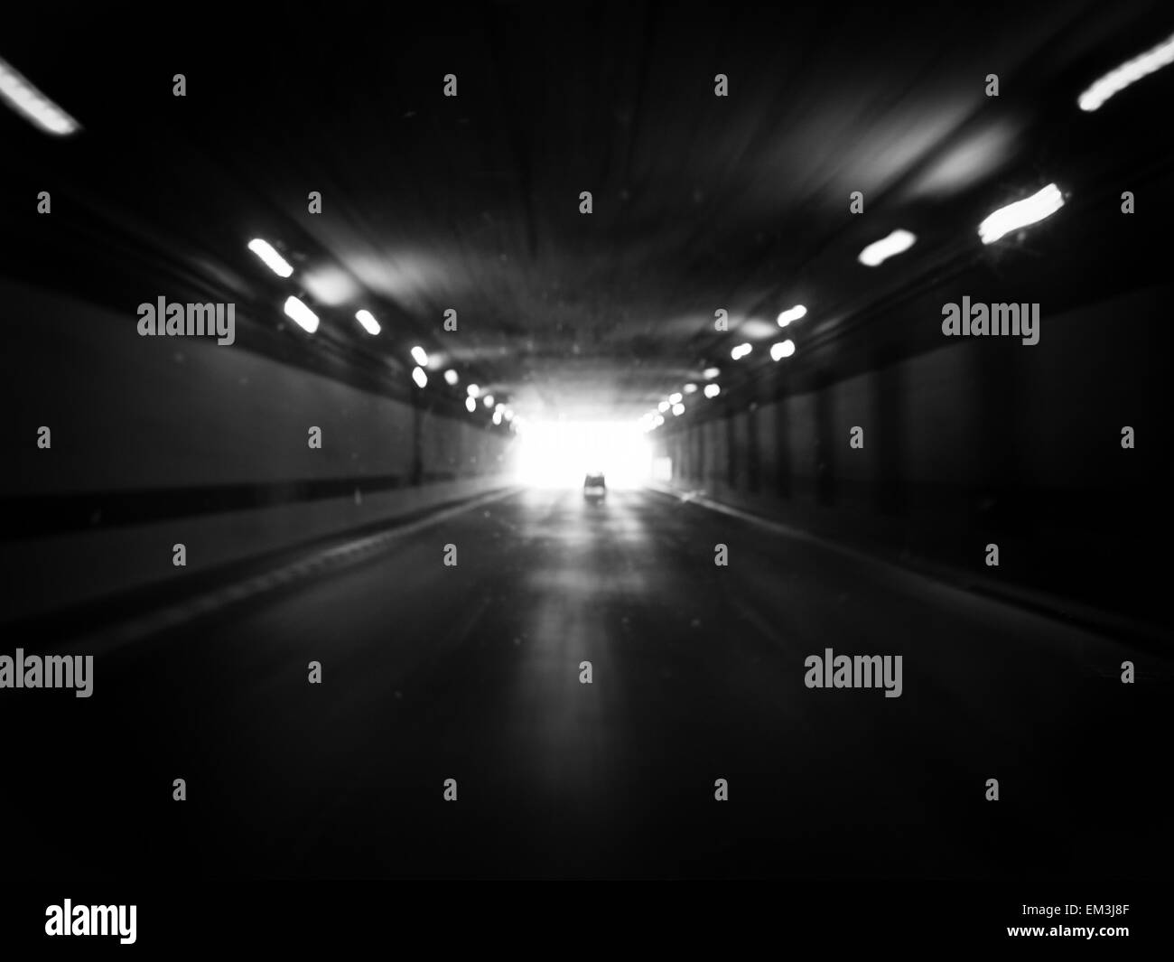 Tunnel Autostradale con motion blur in bianco e nero style Foto Stock