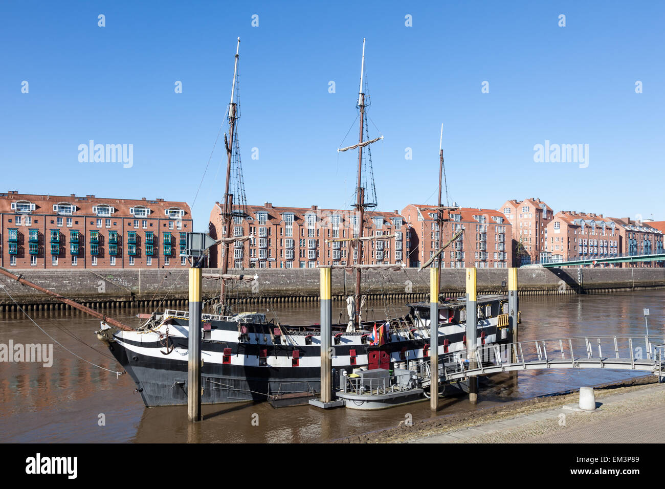 Vecchia nave dei pirati che è oggi un ristorante a Bremen, Germania Foto Stock