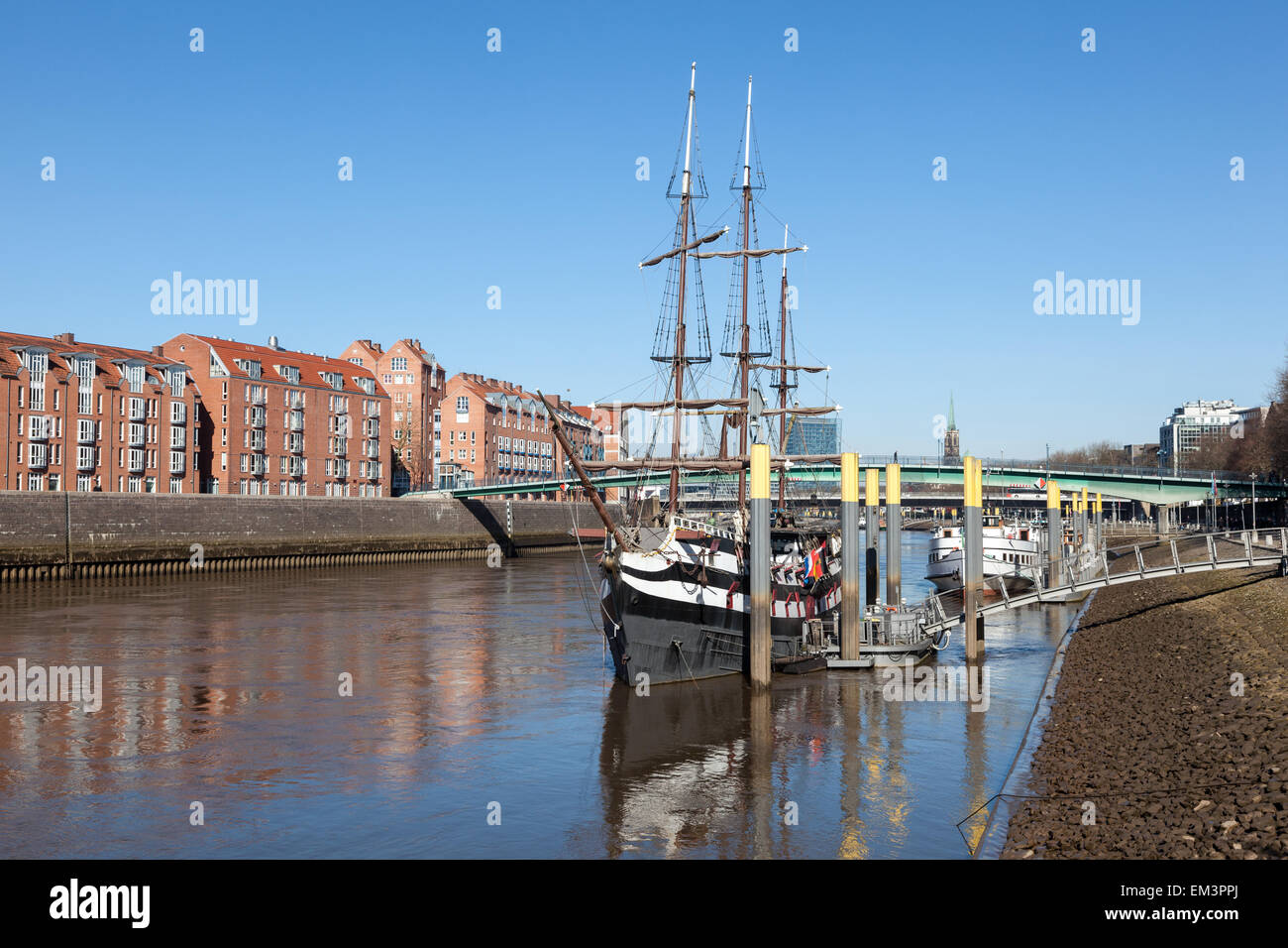 Vecchia nave dei pirati che è oggi un ristorante a Bremen, Germania Foto Stock