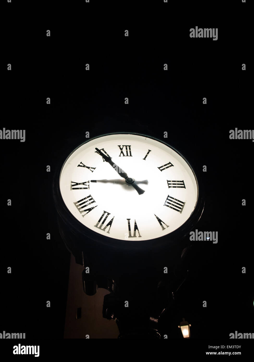 Clock esterno in piedi la notte alle 9 pm Foto Stock