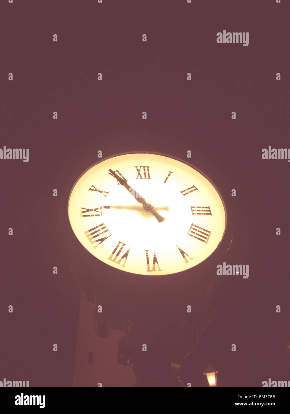 Clock esterno in piedi la notte alle 9 pm Foto Stock