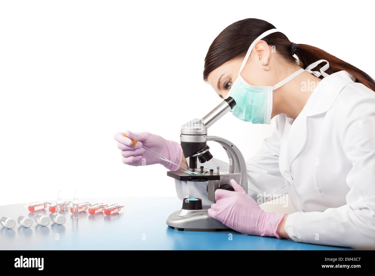 Medico donna o ricercatore scientifico mediante microscopio in un laboratorio, spazio per il testo. Foto Stock
