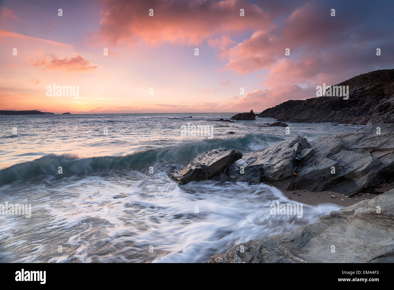 Bel tramonto su una spiaggia rocciosa a poco Fistral a Newquay in Cornovaglia Foto Stock