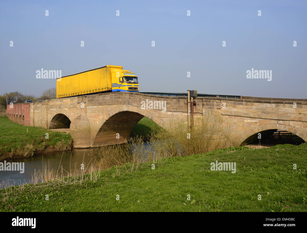 Camion che attraversano il fiume Derwent oltre Il Grade ii Listed è un bridge Bubwith Yorkshire Regno Unito Foto Stock