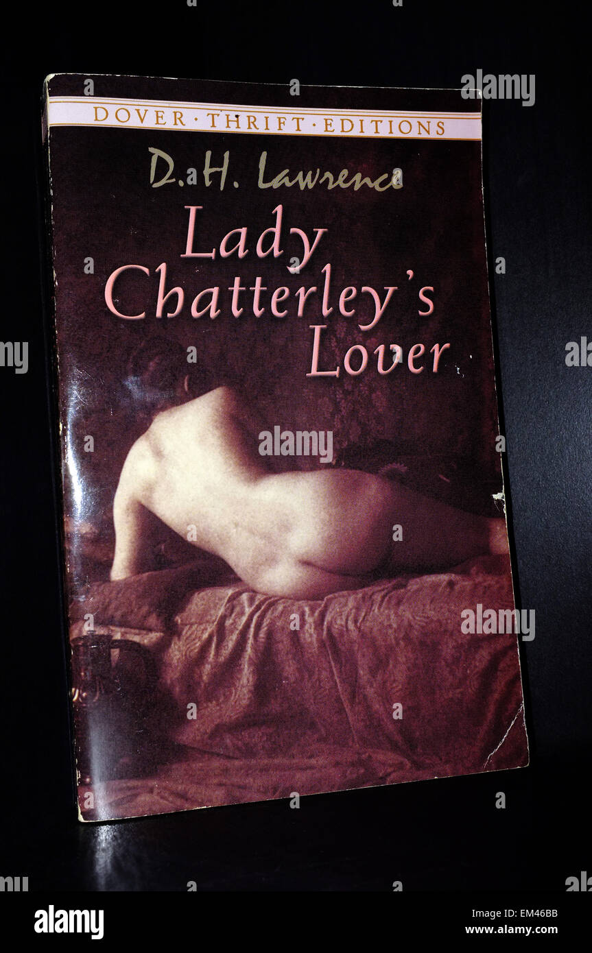 Il coperchio anteriore de l'Amante di Lady Chatterley da D.H.Lawrence fotografati contro uno sfondo nero. Foto Stock