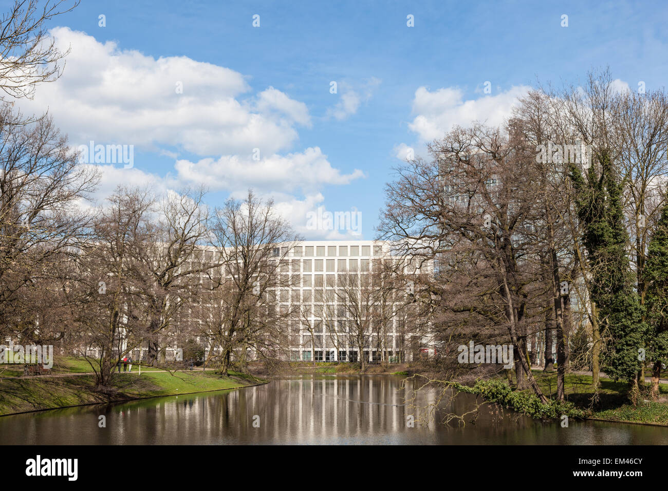 Costruzione di riflessione in un lago nel parco della città di Brema, Germania Foto Stock
