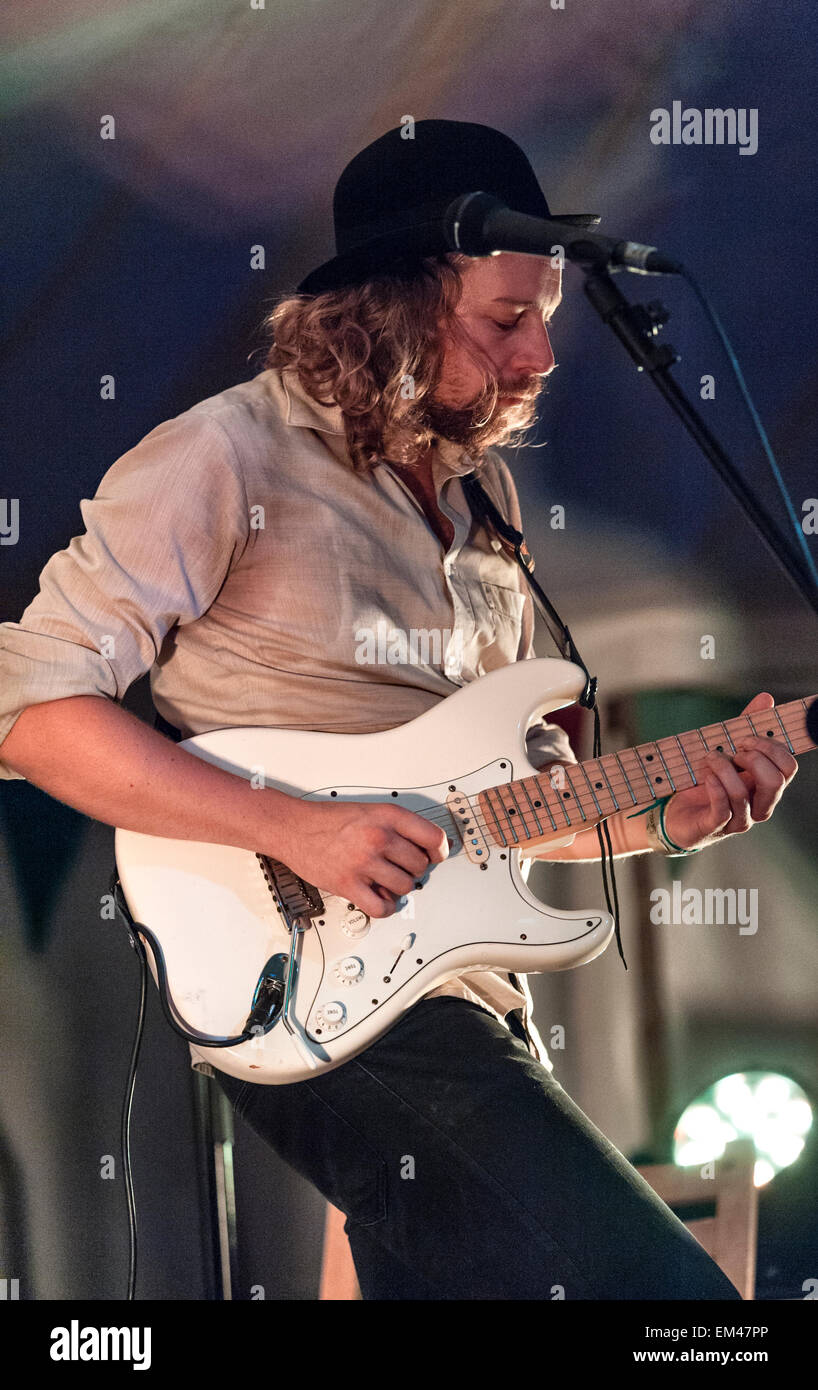 Il chitarrista Daniel 'Da Freez' Johnston del Paesi Bassi band 'My Baby' esecuzione a cerchio completo festival in Galles centrale, REGNO UNITO Foto Stock